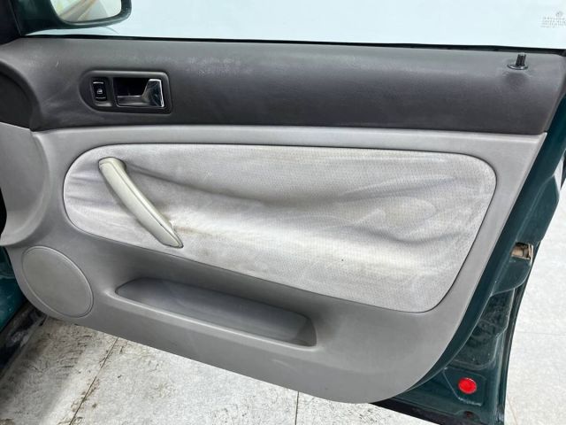 Купить б/у Volkswagen Passat, 2000 год, 125 л.с. в России