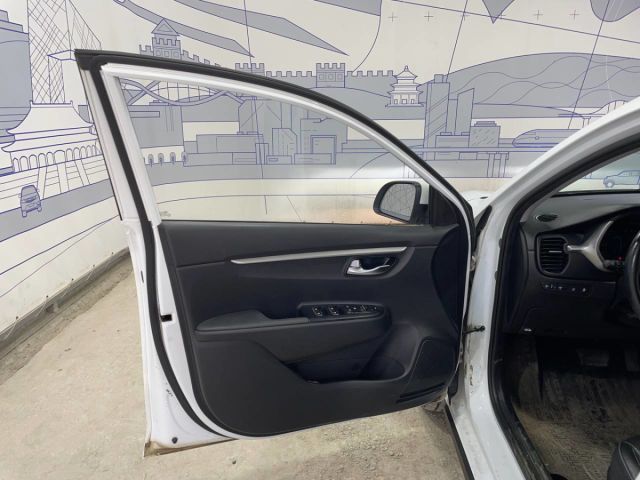 Купить б/у Kia Rio X-Line, 2021 год, 123 л.с. в России