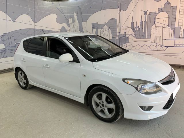 Купить б/у Hyundai i30, 2010 год, 122 л.с. в России