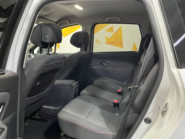 Купить б/у Renault Scenic, 2012 год, 110 л.с. в России