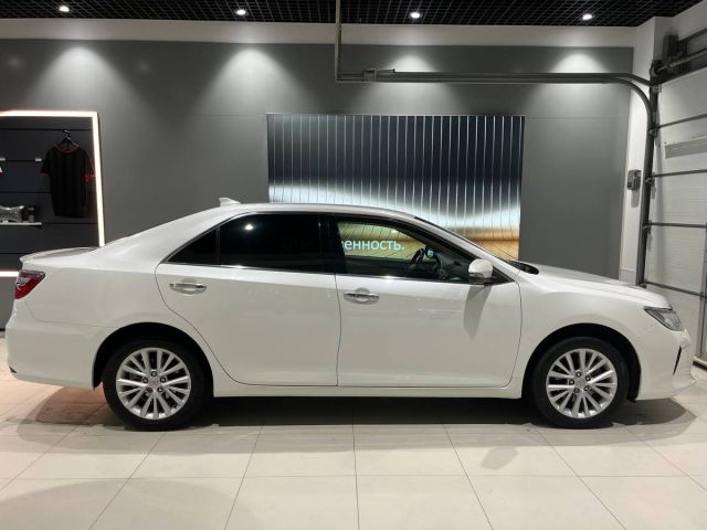 Купить б/у Toyota Camry, 2015 год, 181 л.с. в России