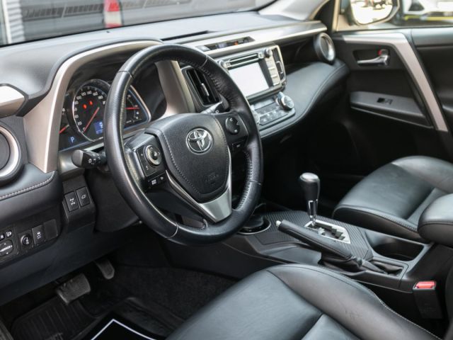Купить б/у Toyota RAV4, 2014 год, 179 л.с. в России