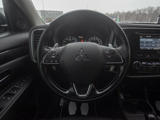 Купить б/у Mitsubishi Outlander, 2015 год, 167 л.с. в России