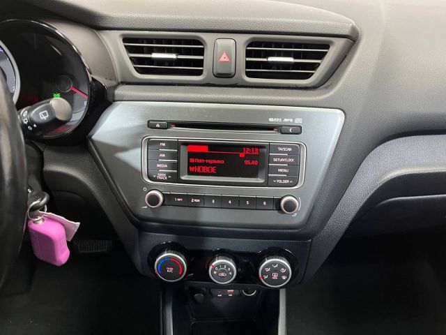 Купить б/у Kia Rio, 2017 год, 123 л.с. в России