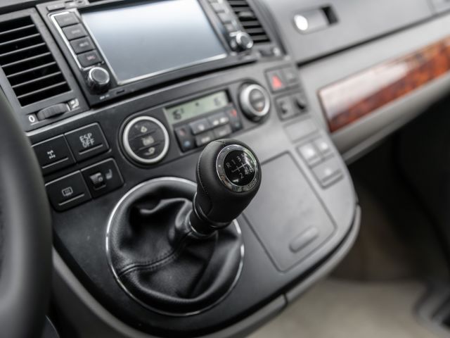 Купить б/у Volkswagen Multivan, 2007 год, 174 л.с. в России