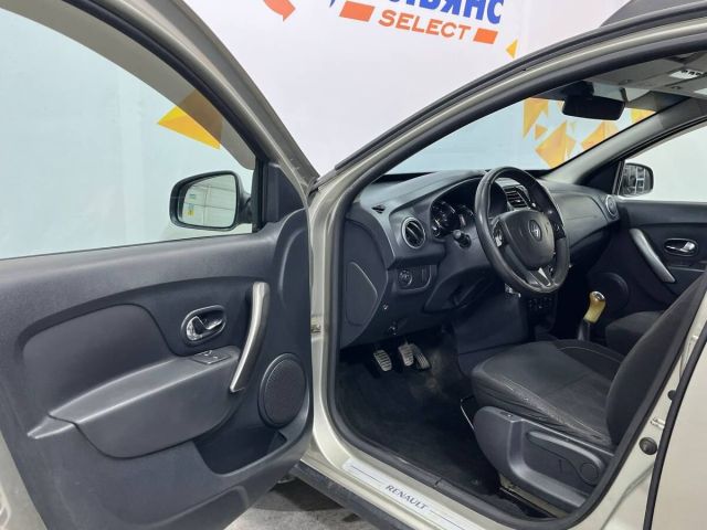 Купить б/у Renault Sandero, 2015 год, 82 л.с. в России